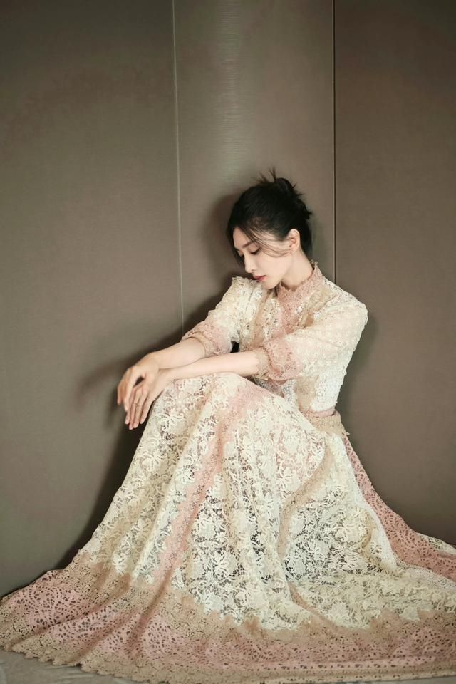 江疏影蕾丝公主裙,腿好白,优雅精致