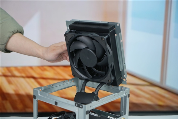 全球首個液冷迷你機！abee AI Station 395 Max工作站圖賞