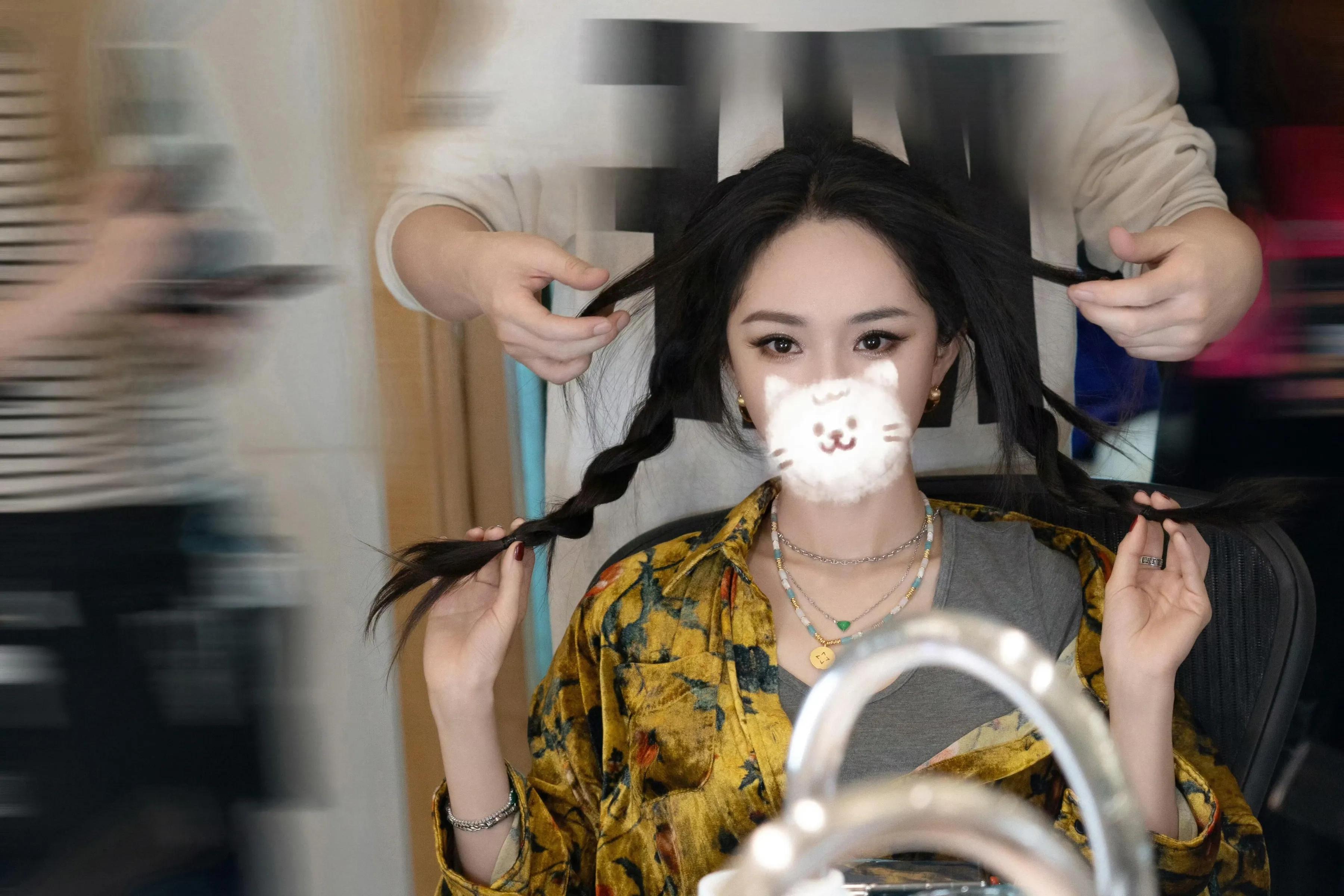 杨幂摆出S曲线坐泳池边，她扎了一头的小辫儿，她踮起脚尖比心美