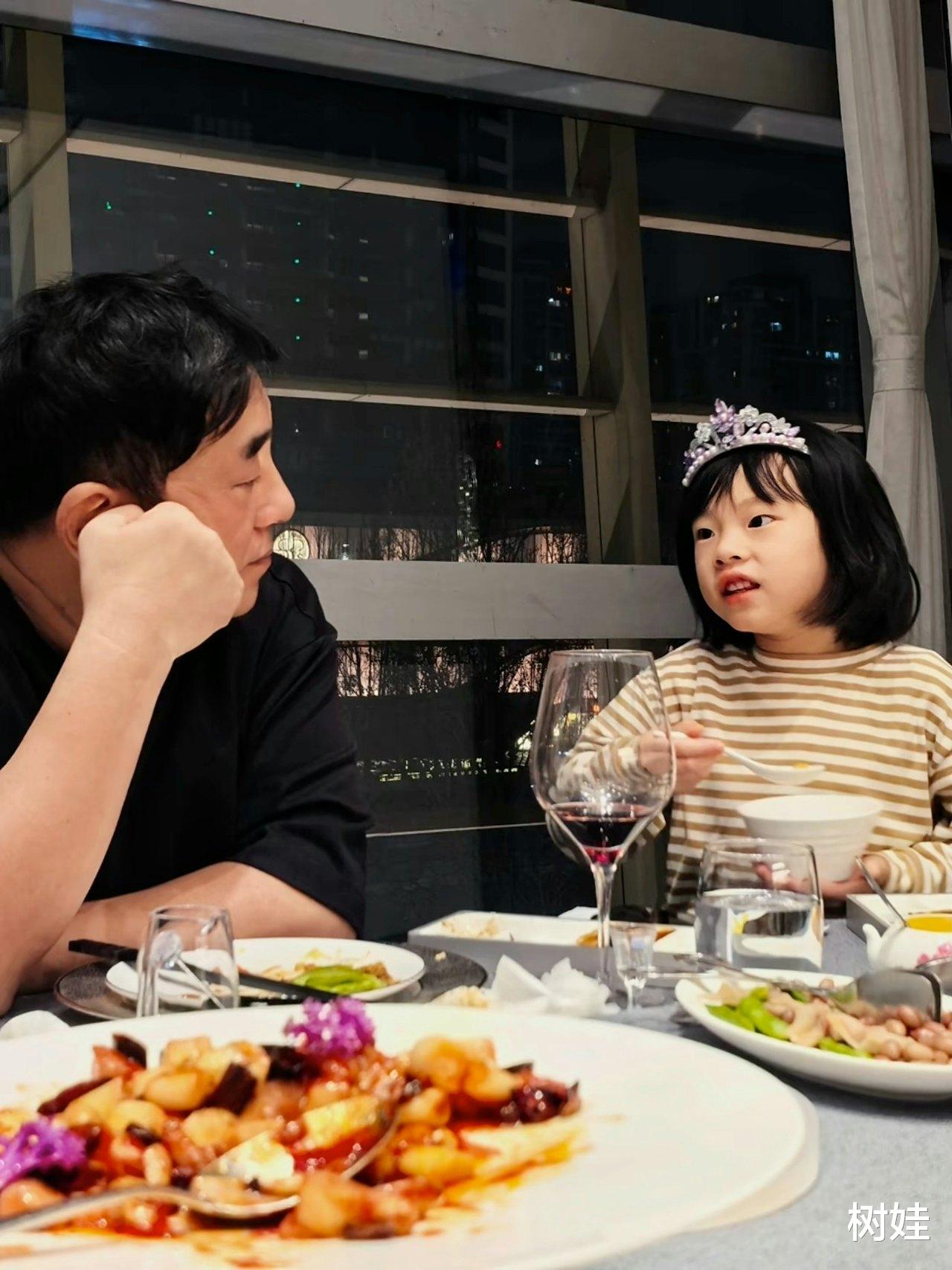 吕方带女儿游北京吃烤鸭,5岁女儿看片鸭很可爱,长得好像吕方