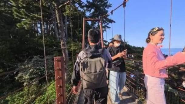 金靖夫妇五一出游，舒奕橙打扮土气没以前帅，金靖倒是又美又时髦