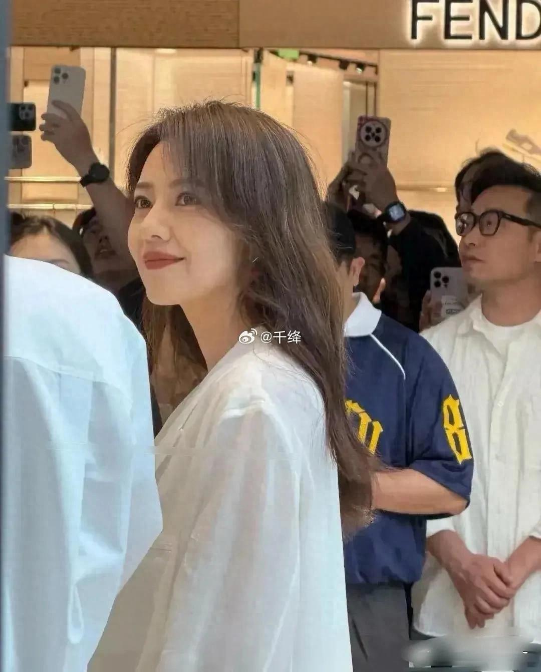 高圆圆商场里被偶遇网友:又高又瘦，不亲眼见到不敢相信这么美