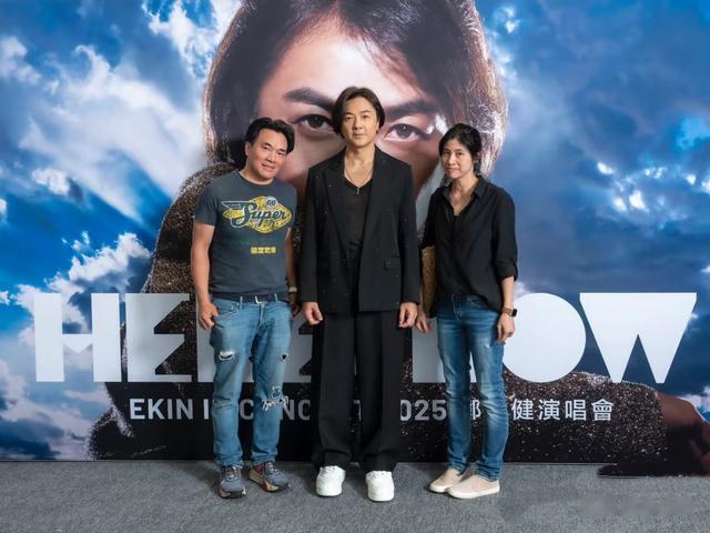 郑伊健在餐馆吃饭,头发稀疏满身“老人味”,49岁蒙嘉慧也发福!