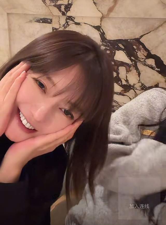 赵薇女儿回瑞士上学，小四月染金发戴假睫毛形象大变，太像网红！