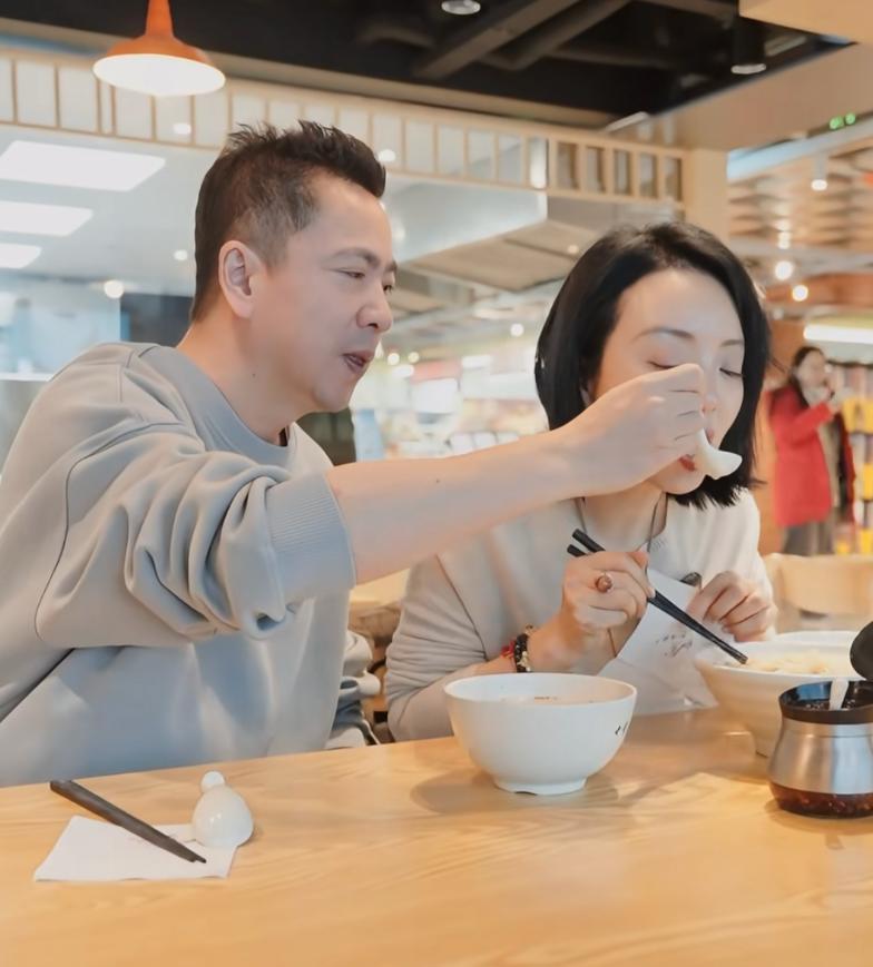 王中磊破产后小年过的太寒酸！和老婆小店吃汤圆，端盘喂她忙不停