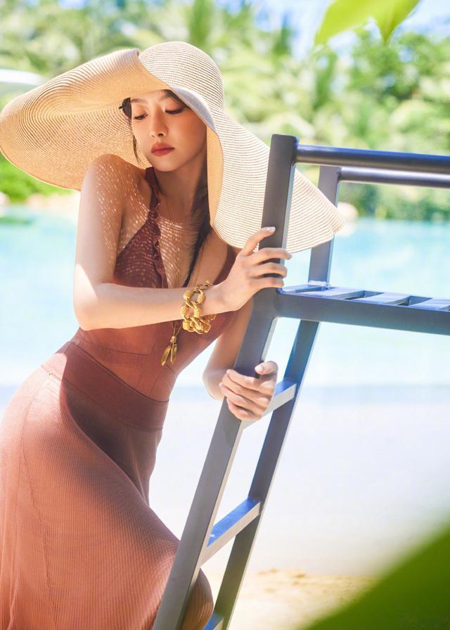 38岁宋茜穿薄纱裙现身海边!深V吊带好有料,皮肤紧致又白似少女