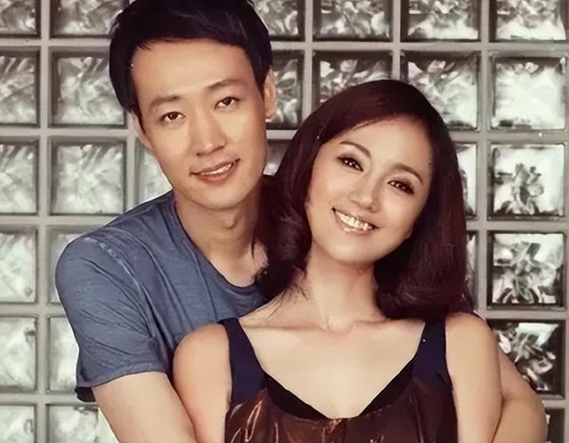 朱媛媛与靳东亲密合影,辛柏青反应令人意外,难怪两人能恩爱多年