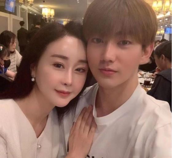 韩国女星嫁小18岁中国男子，离婚两年后仍一起生活，坦言：戒不掉