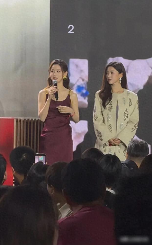 朱珠比章泽天大10岁,两人同框真是视觉盛宴,皮肤白到发光,很美