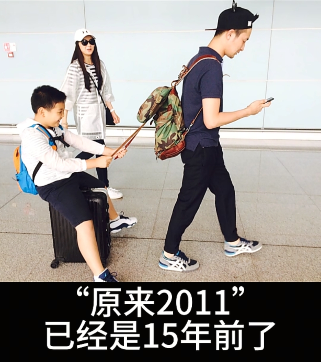 王艳晒一家三口合照,继子罕出镜和球球关系很好 王艳和他像同龄人