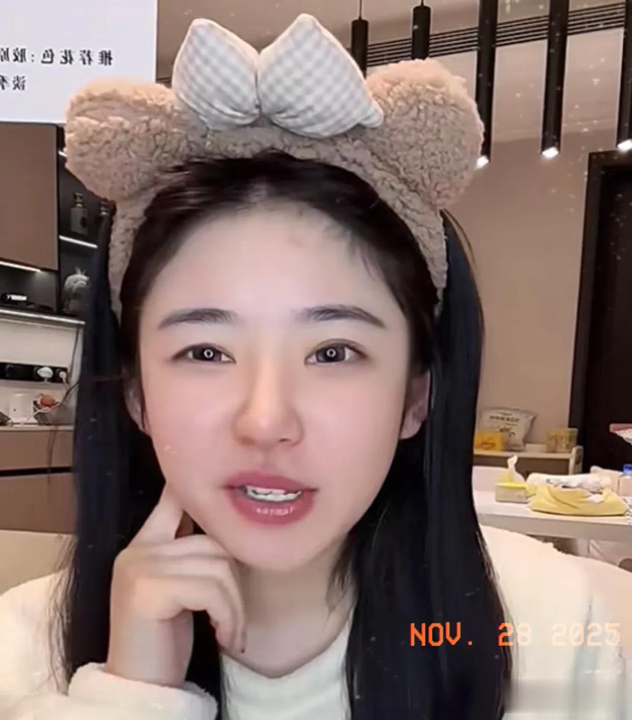 黄一鸣官宣恋情后被曝怀孕,与女儿火车站团聚,王思聪懒懒秀恩爱