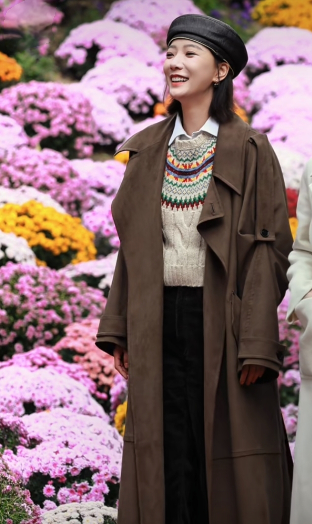 王珞丹现身花开中国，贝雷帽搭棕色大衣，简约又时尚