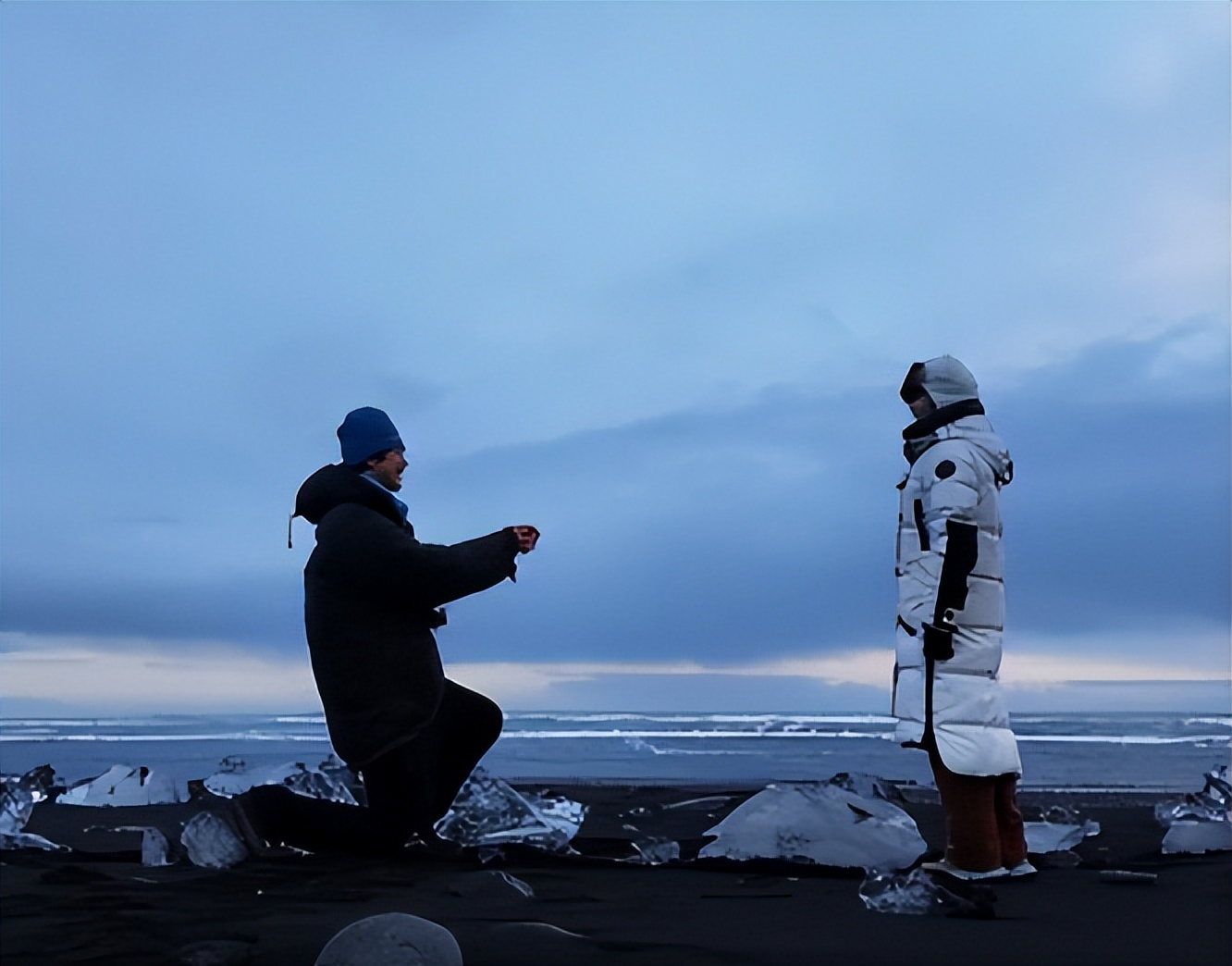 42岁金莎商演心酸现场！唱3首歌拿35万，宾客埋头吃席没人理