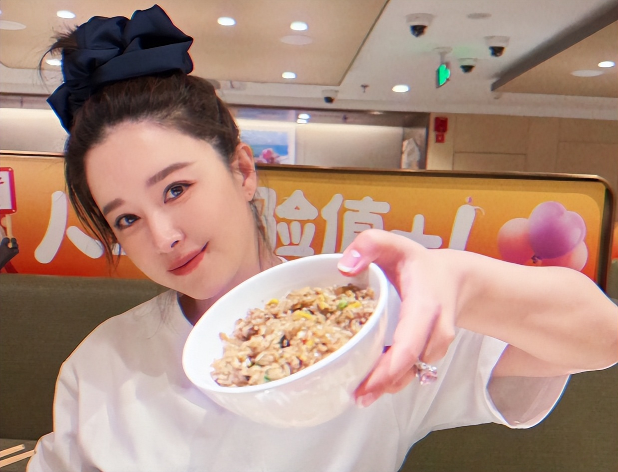 阚清子被曝生畸形儿4天，医院发声，信息量大，3个疑问解开了