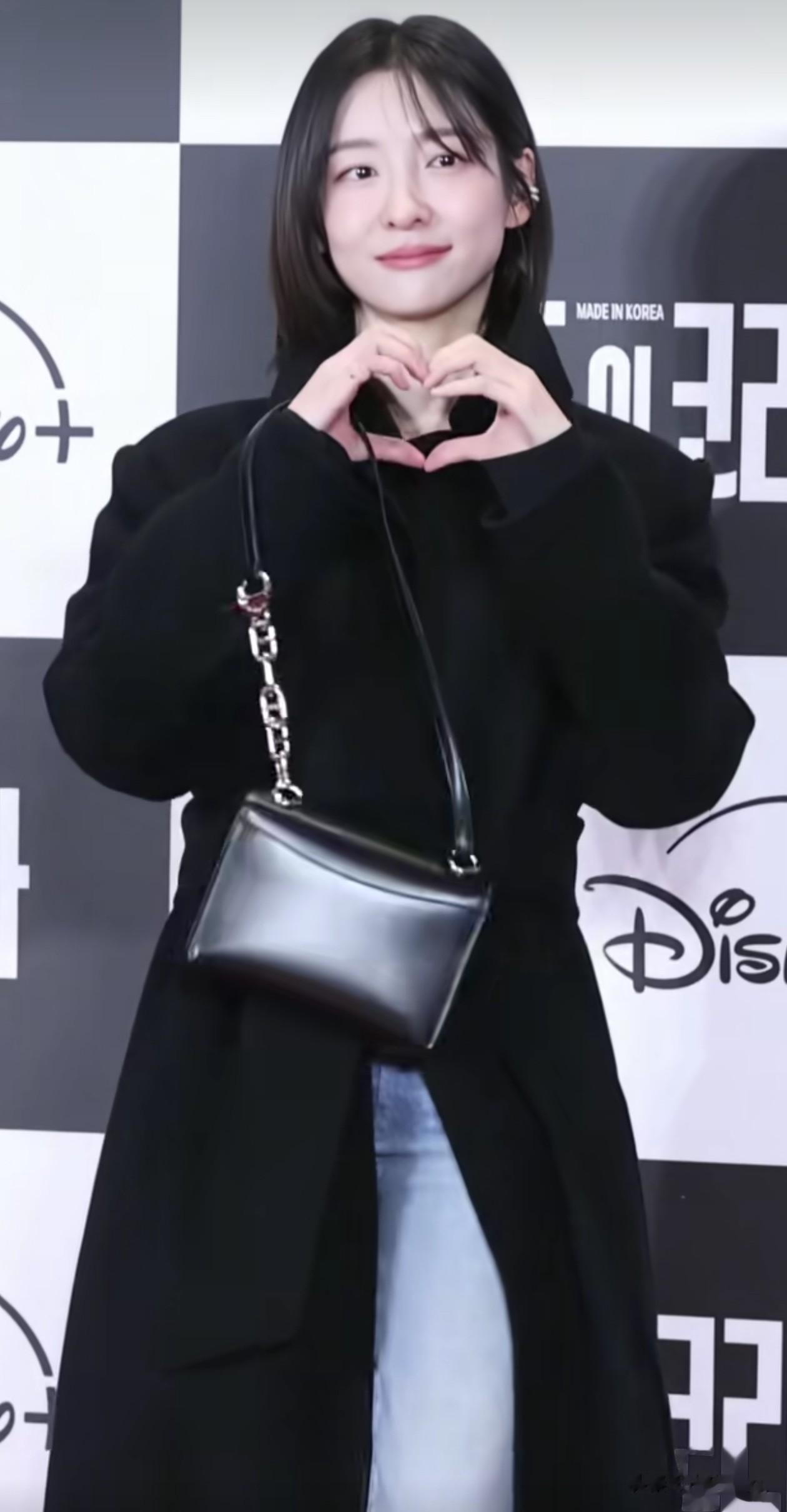 31岁朴智贤活动穿搭：齐肩发+大衣+牛仔裤，减龄时髦，发丝都好美