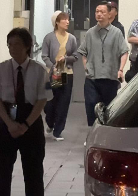 61岁陶大宇携新婚妻子看演唱会,主动搂太太肩膀秀恩爱很是幸福