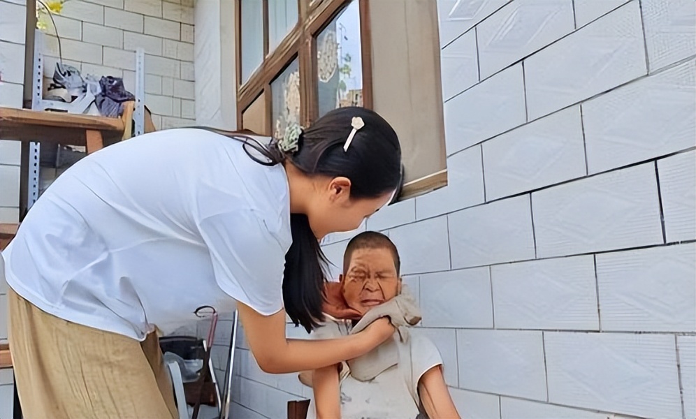 李福贵走红两月后,出现不好的苗头,终归是走上李子柒的“老路”