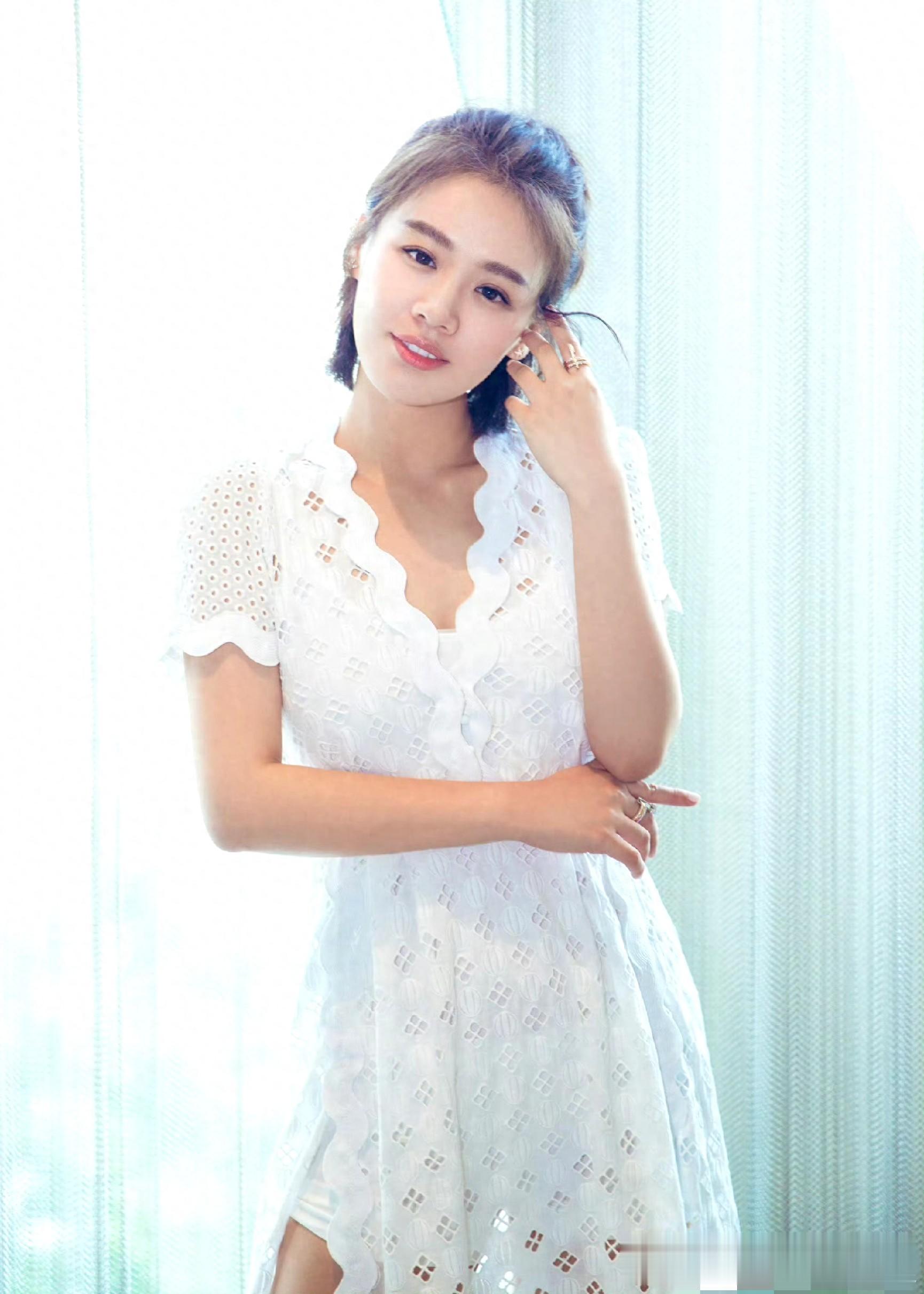 马思纯多风格穿搭大片：从清新白裙到干练西装，展现百变魅力！