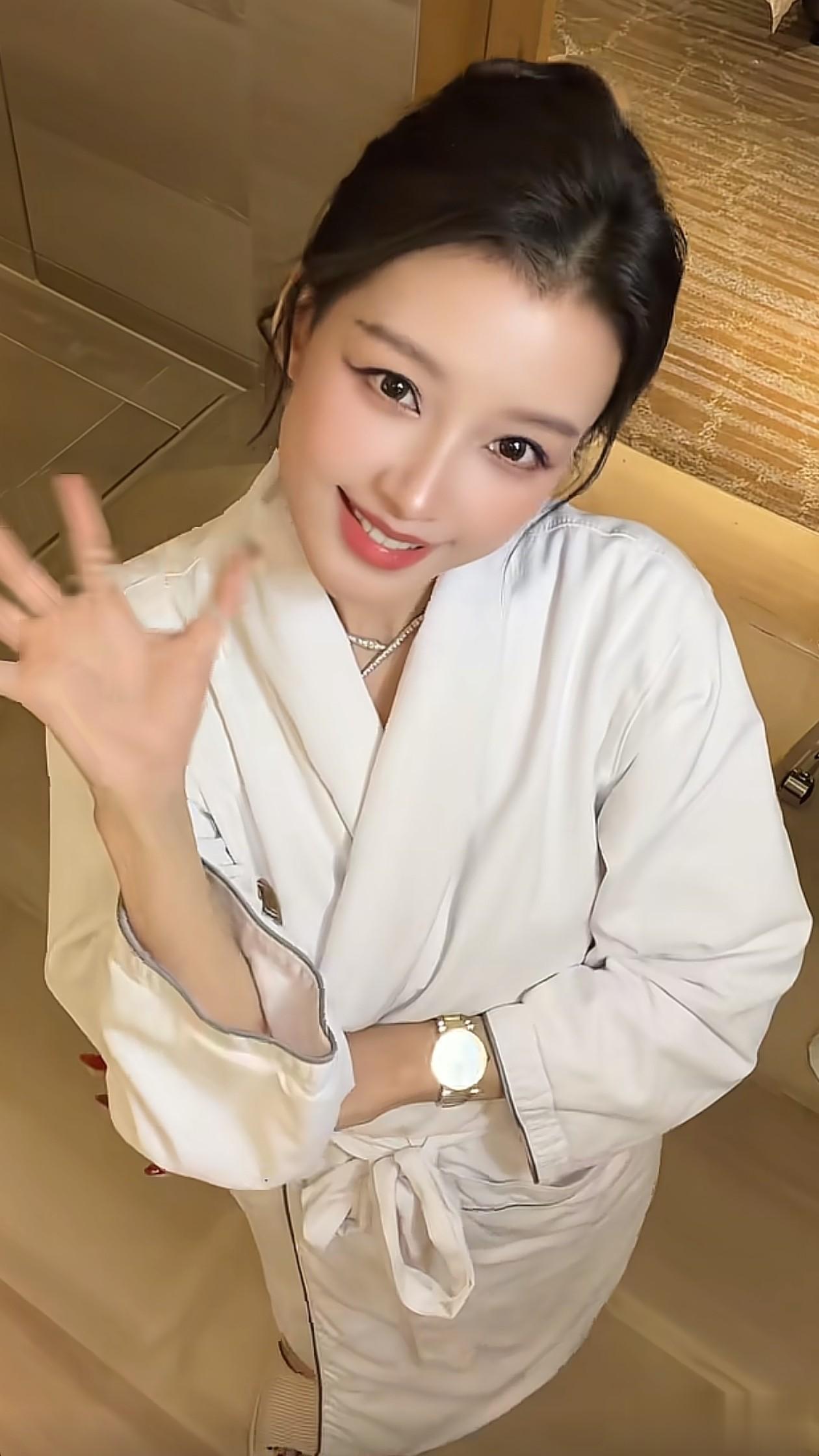 32岁孙怡穿浴袍+拖鞋跳手势舞！脸小巧精致，状态好得不像宝妈