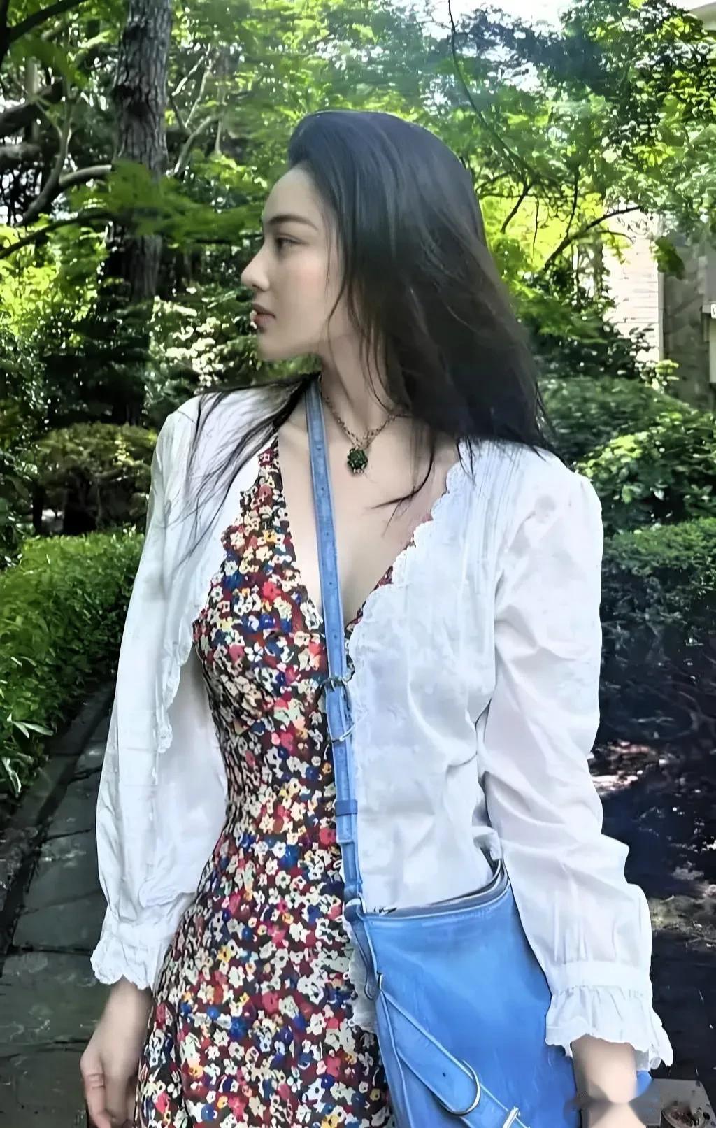 张馨予公园散步照,网友纷纷为她身材点赞,健康与努力成就真美。