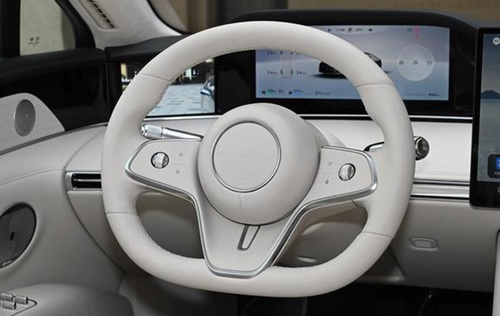 长近5米2，标配4个激光雷达+魔毯空悬，续航1355km，还看5系E级？