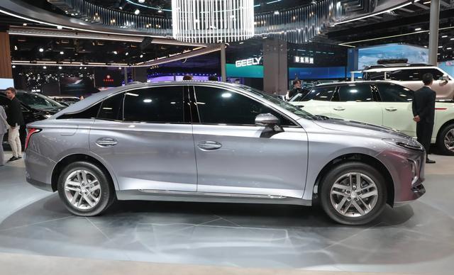 新款红旗E-QM5亮相上海车展，纯电动中型车设计，怀挡布局引领新潮流