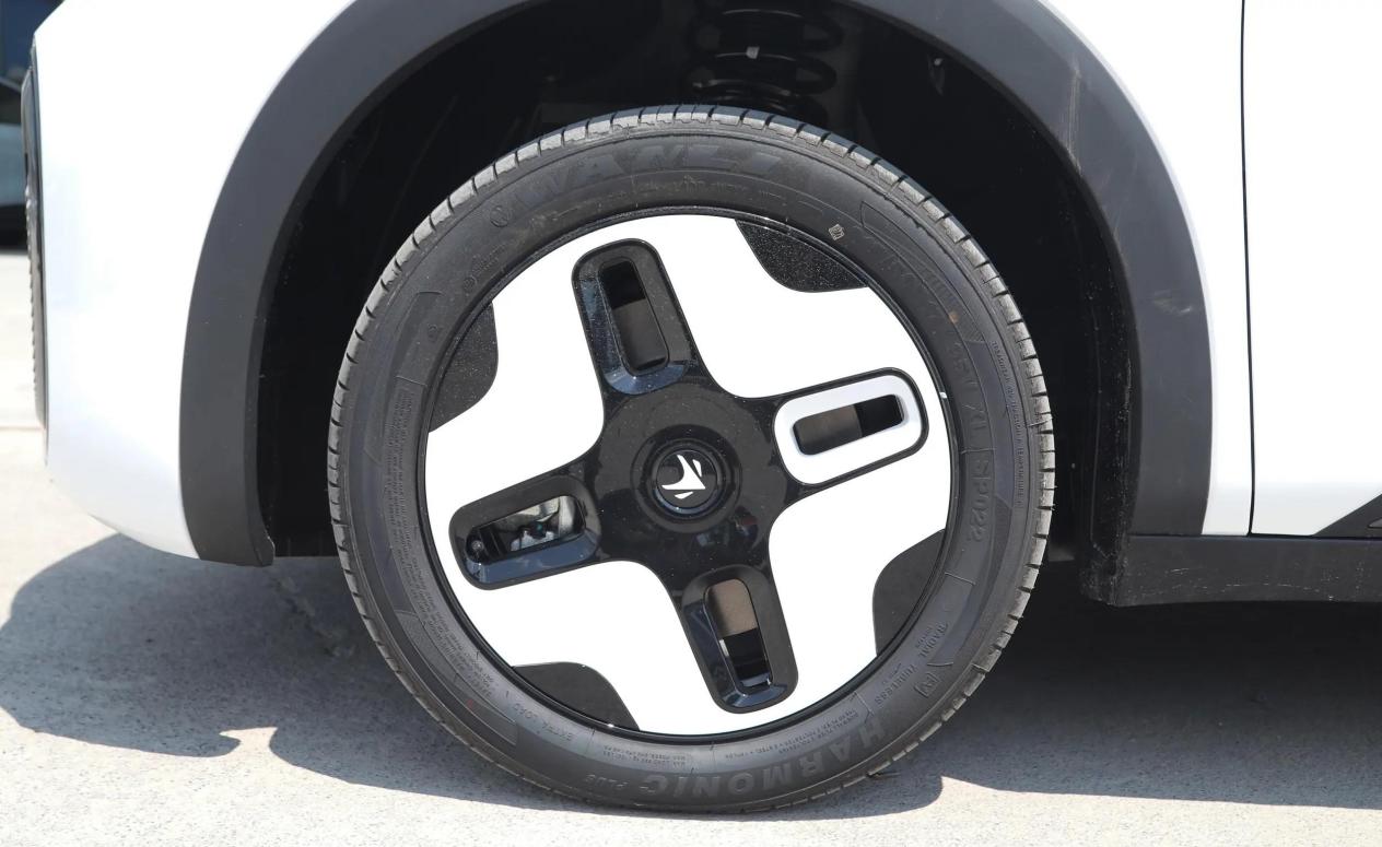 北汽极狐考拉S，纯电动SUV，大五座布局，售价10.98万元起