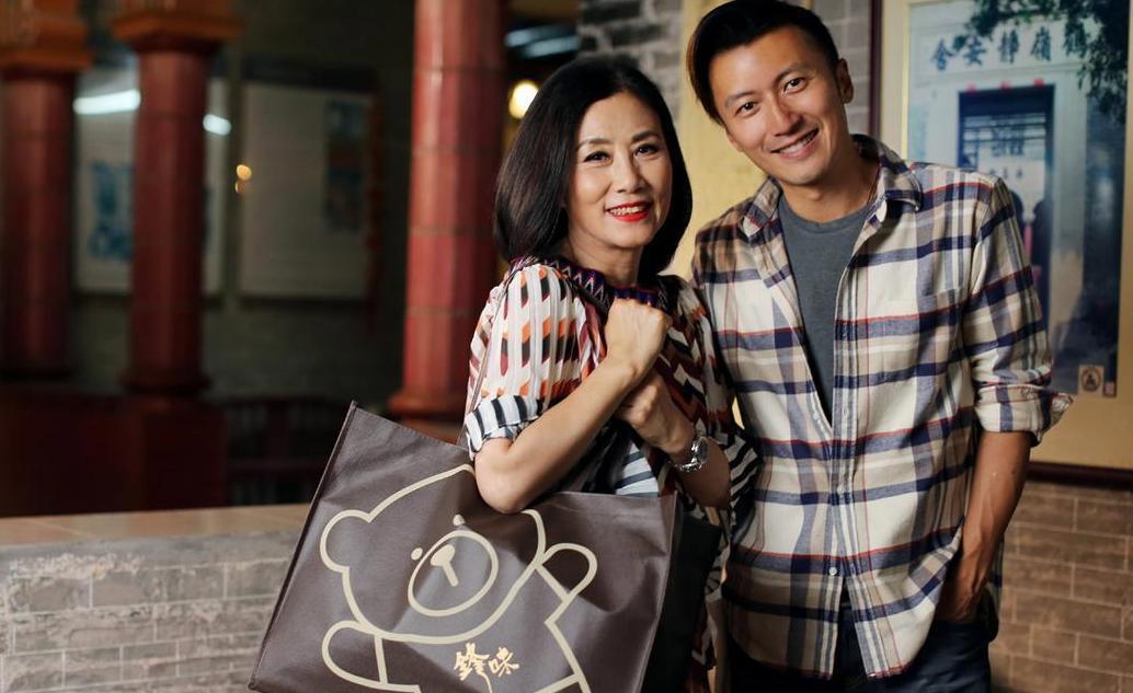 内娱最大的笑话，一个连路都走不利索的歌手，77岁还开演唱会捞钱