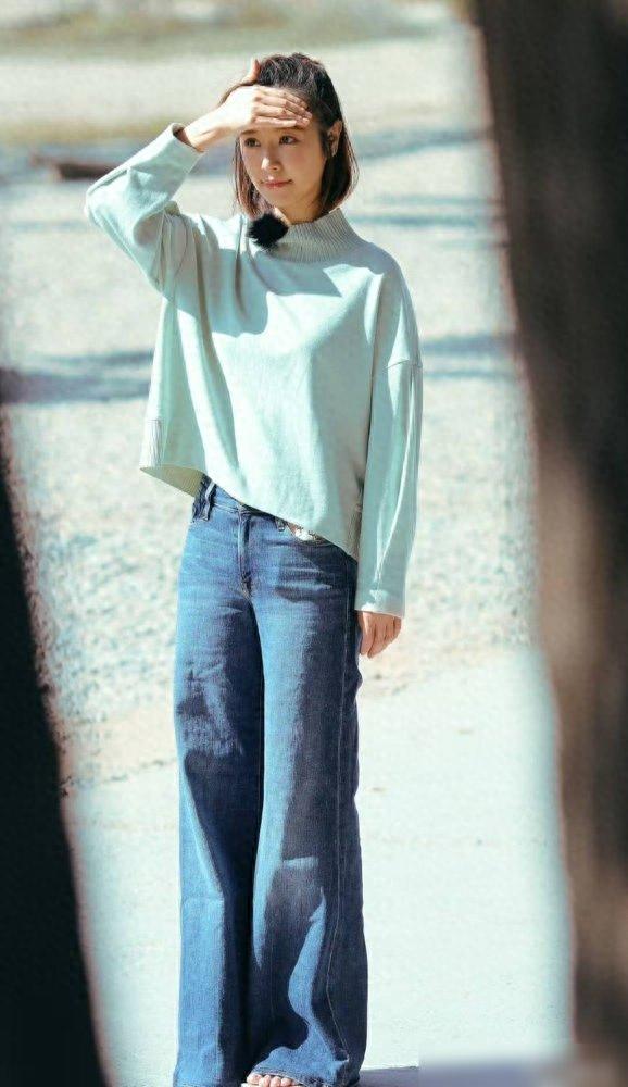 林心如48岁了，穿搭不露背不露腰，普通女生25岁都难以实现这状态