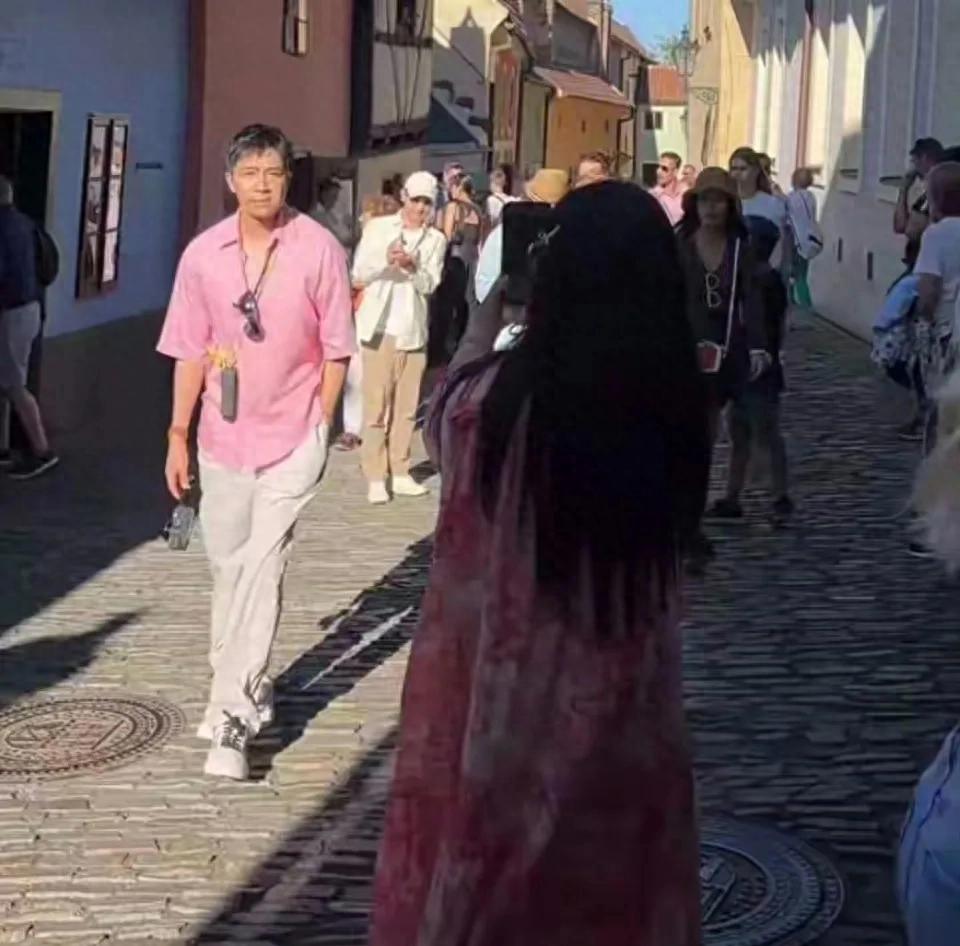 俞灏明王晓晨捷克游被偶遇,穿情侣装,王晓晨为俞灏明拍照好甜蜜