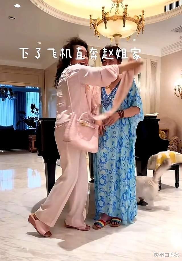 张兰下飞机直奔前夫的现任家,两人是闺蜜,表示一起做时尚博主