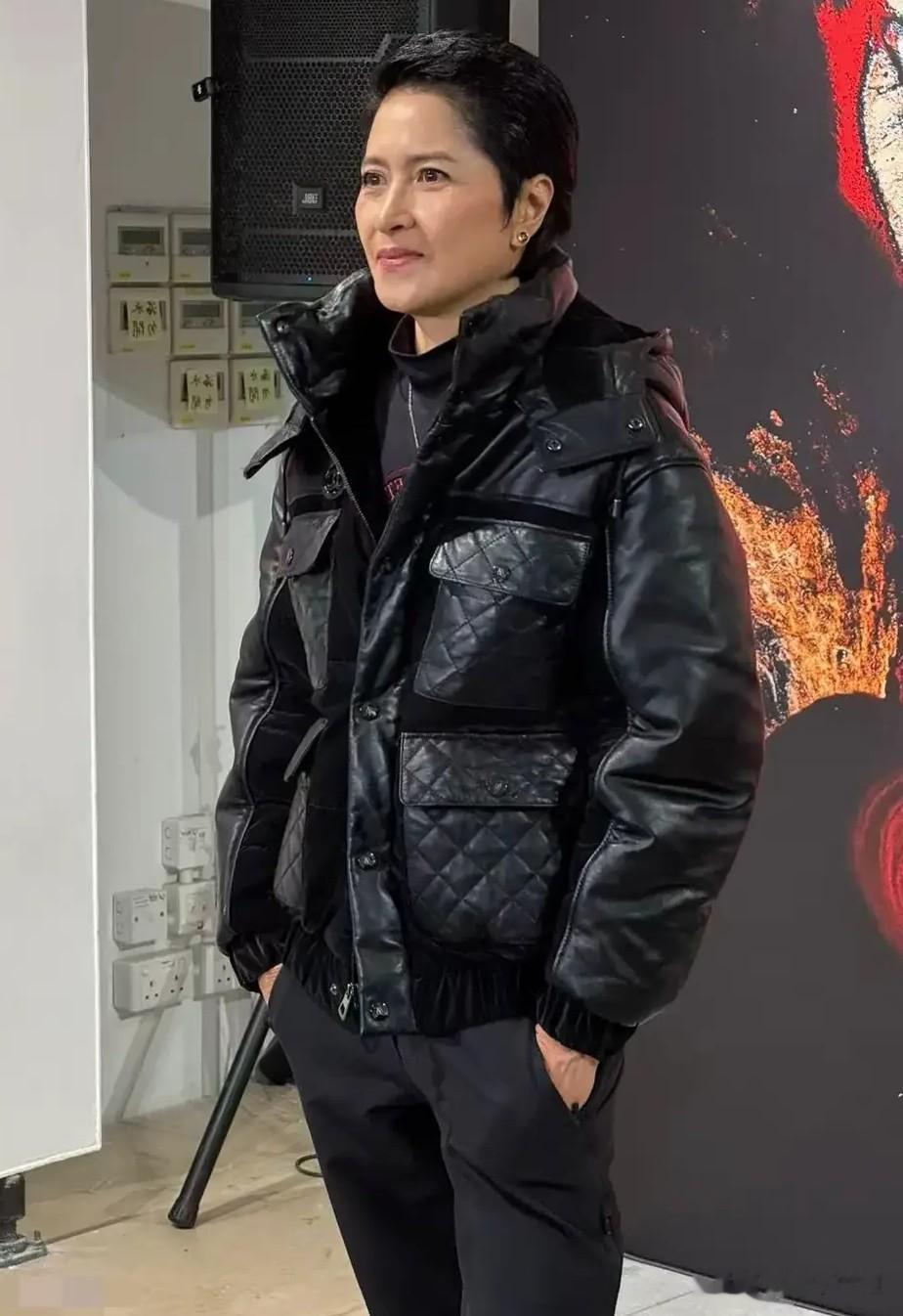 60岁邵美琪在香港中环，一头超短发清爽利索这么多年任然神气十足