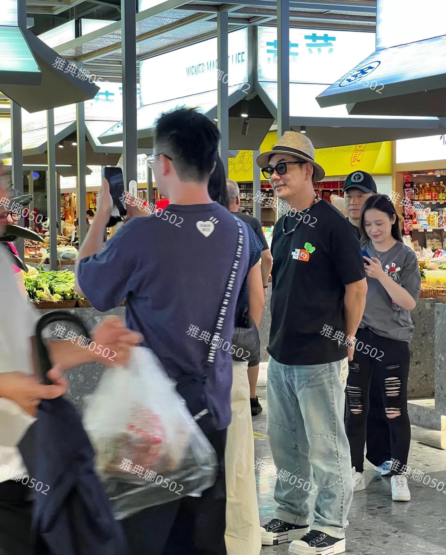 杭州文二菜场偶遇任贤齐和朱丹录综艺，快60岁的任贤齐本人好年轻