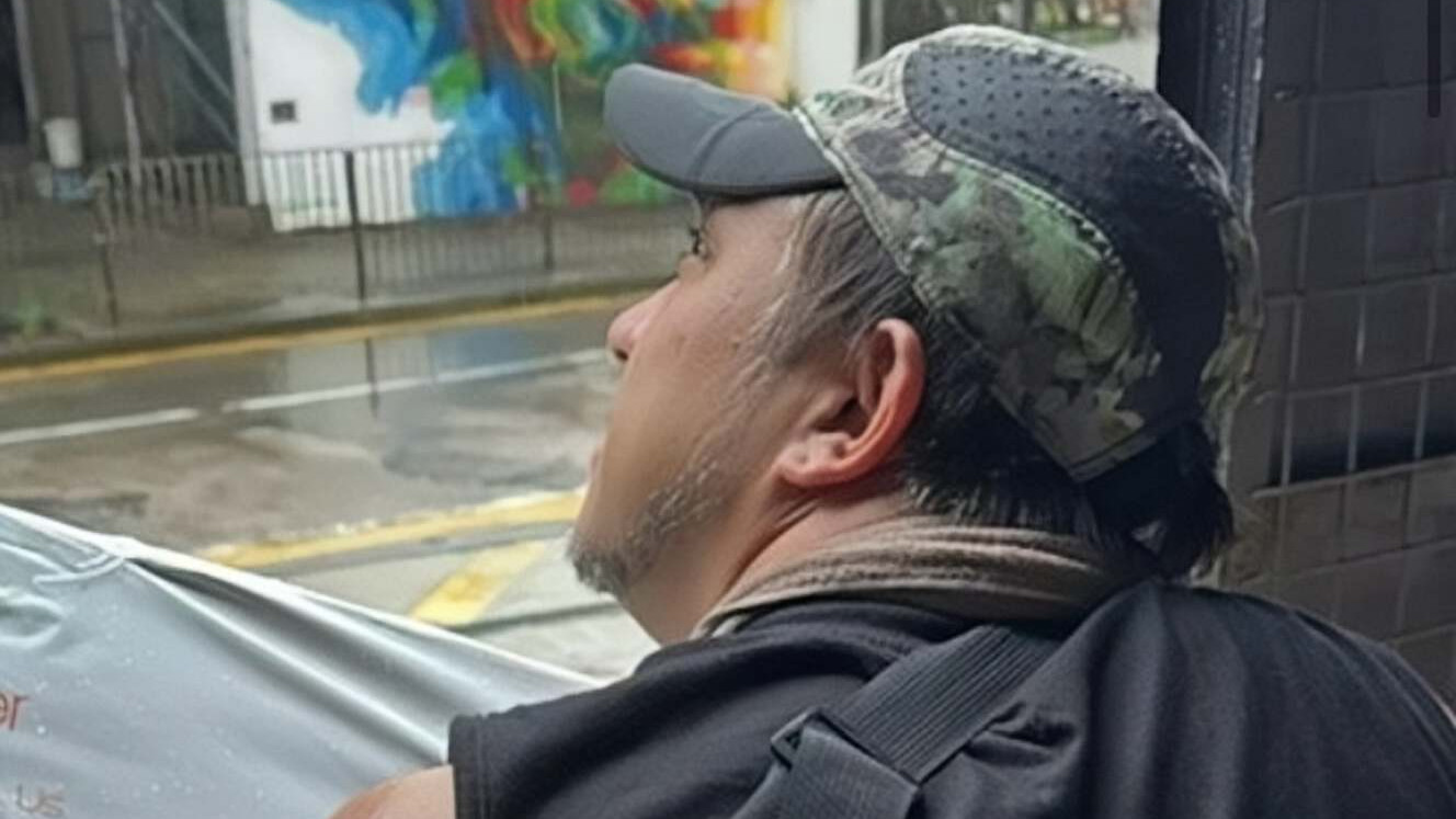 香港知名男星做搬运工养家，两鬓变白老态尽显，长期陷财困无稳定工作