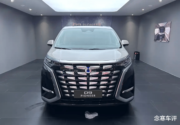 别再说坐MPV晕车！腾势D9标配云辇-C智能悬挂，过减速带如履平地