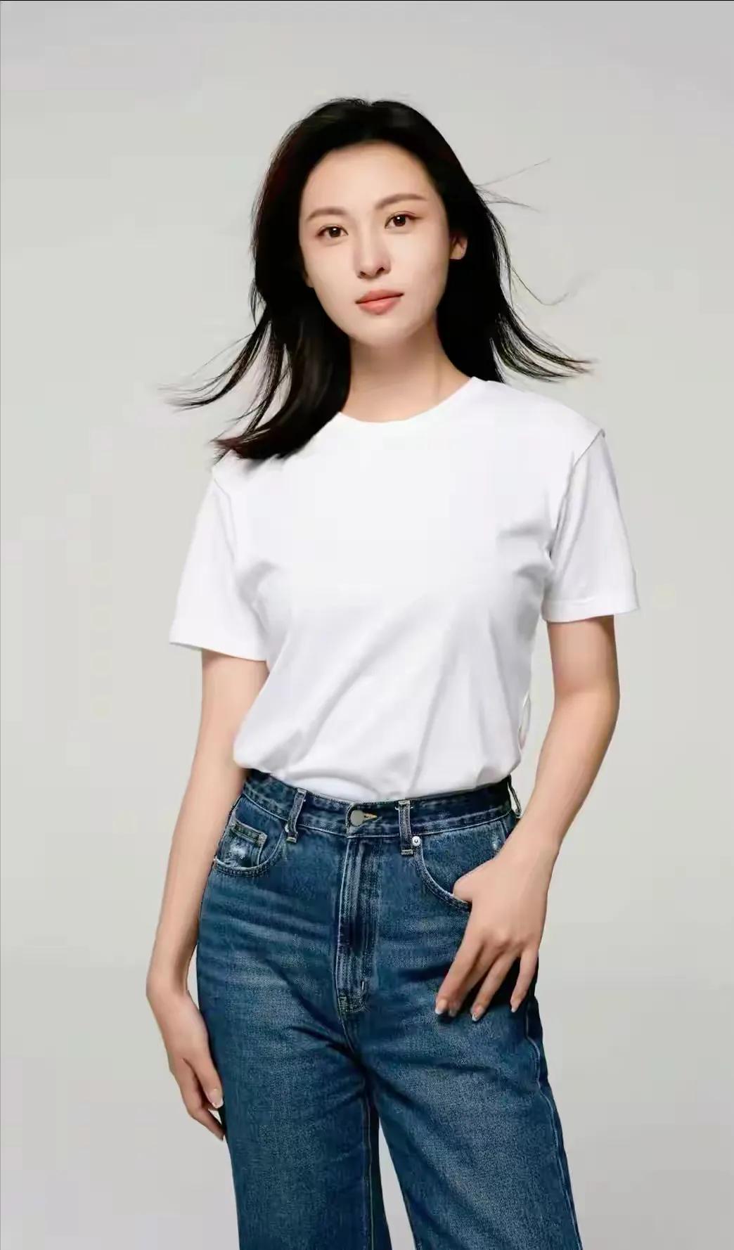 美女周放：美若晨曦，清纯之韵绽光芒！