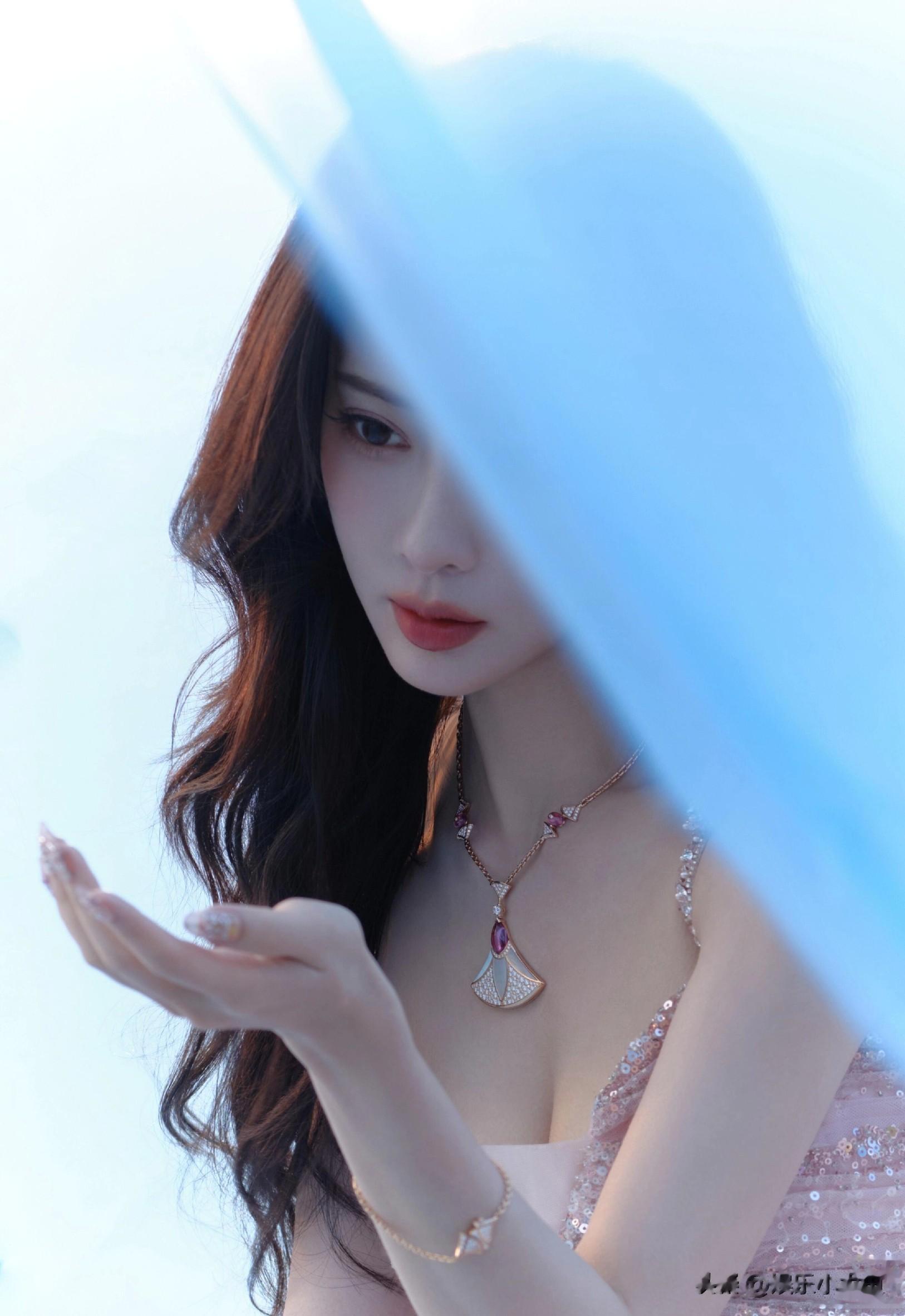 孟子义今日湖南卫视跨年晚会，穿黑色抹胸开叉礼服裙