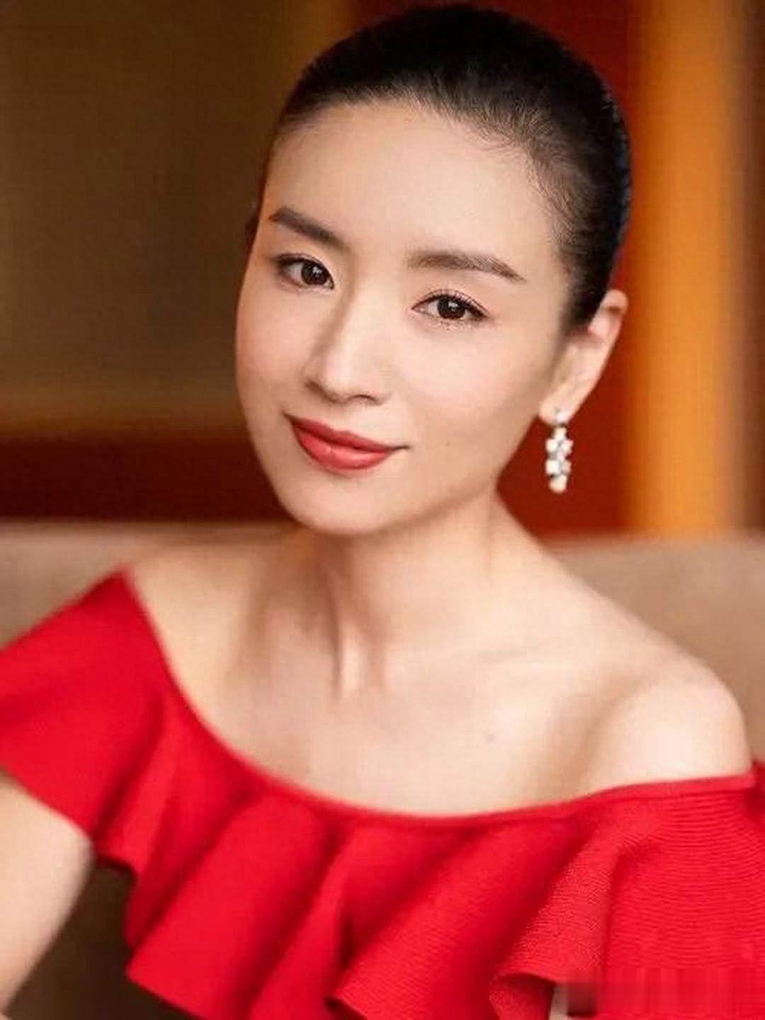 董洁，文静聪慧，气质清冷，我见犹怜！