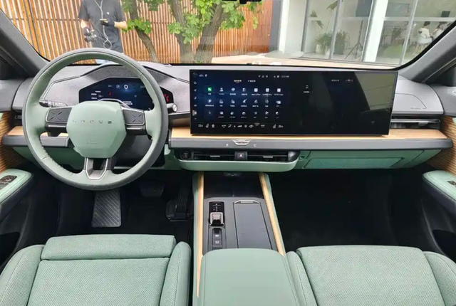 气势不输奔驰E级,全新雷克萨斯ES街头实拍图曝光,预计25万起售