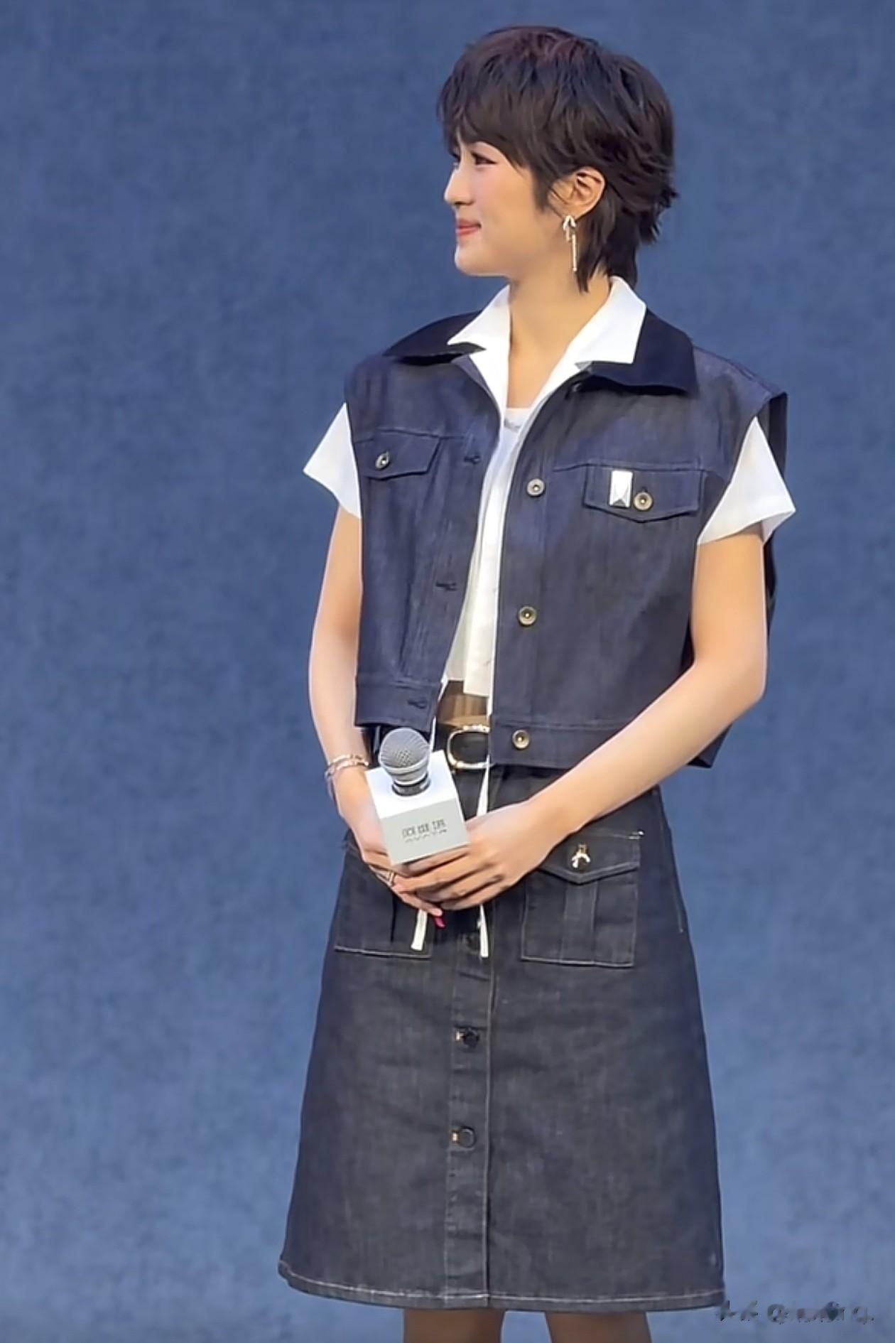 华为二公主姚安娜现身车展！马甲+半身裙+长靴，个比男主持都高