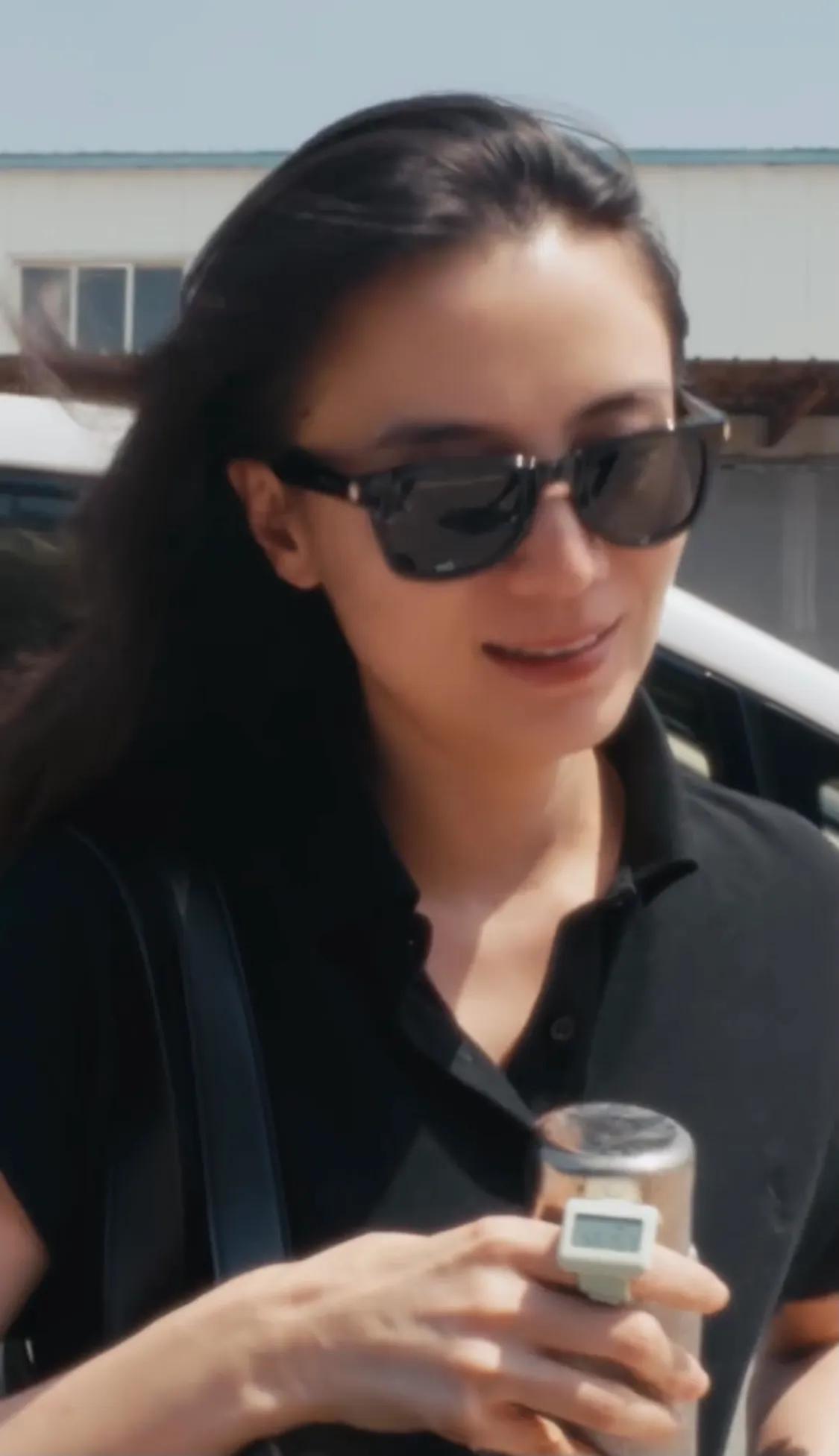 刘亦菲爱吃肉,杨幂穿睡衣上班,迪丽热巴又捂上了,宋佳私服帅气