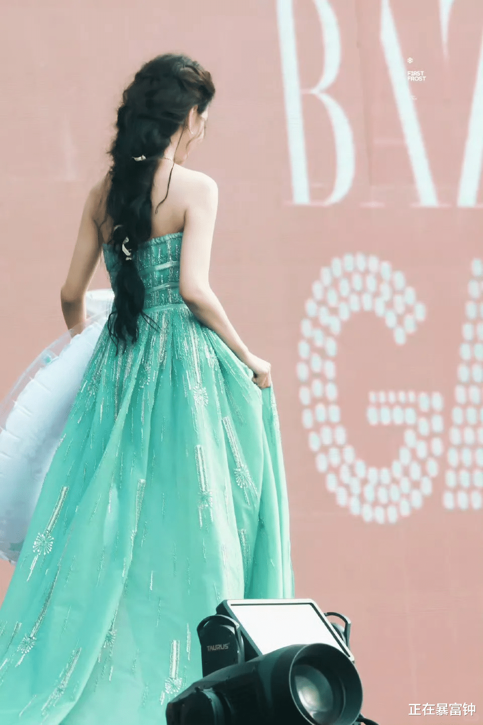 章若楠芭莎之夜造型出圈：青绿色抹胸裙，是行走的 “清凉薄荷水”