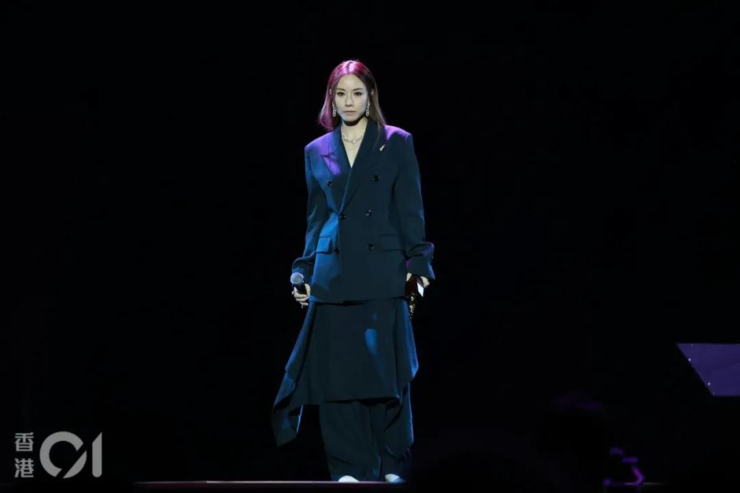 42岁香港女星首夺‘我最喜爱的女歌手’，眼湿湿感谢粉丝积极拉票