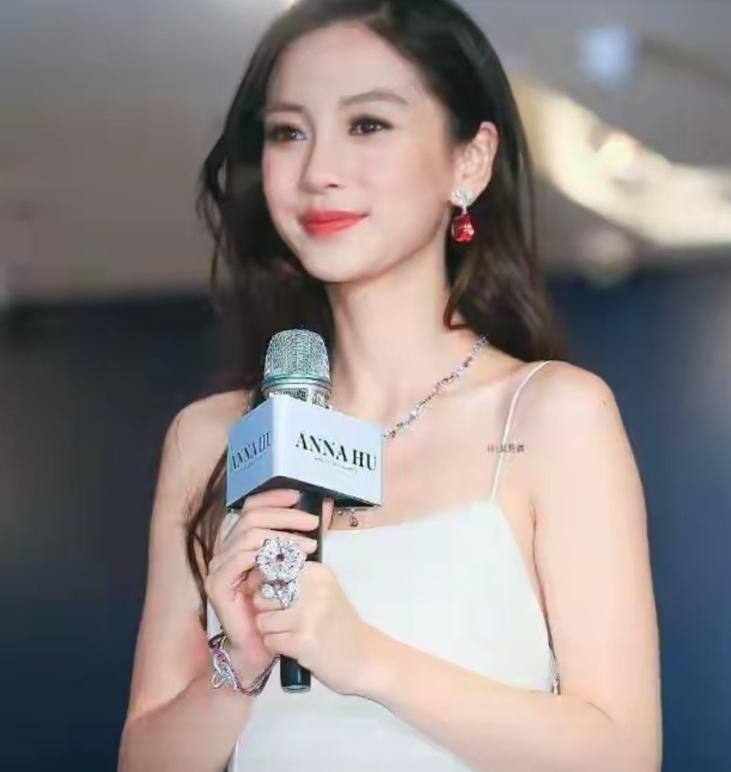 时隔三年，48岁的黄晓明再次官宣喜讯，成了杨颖高攀不起的存在