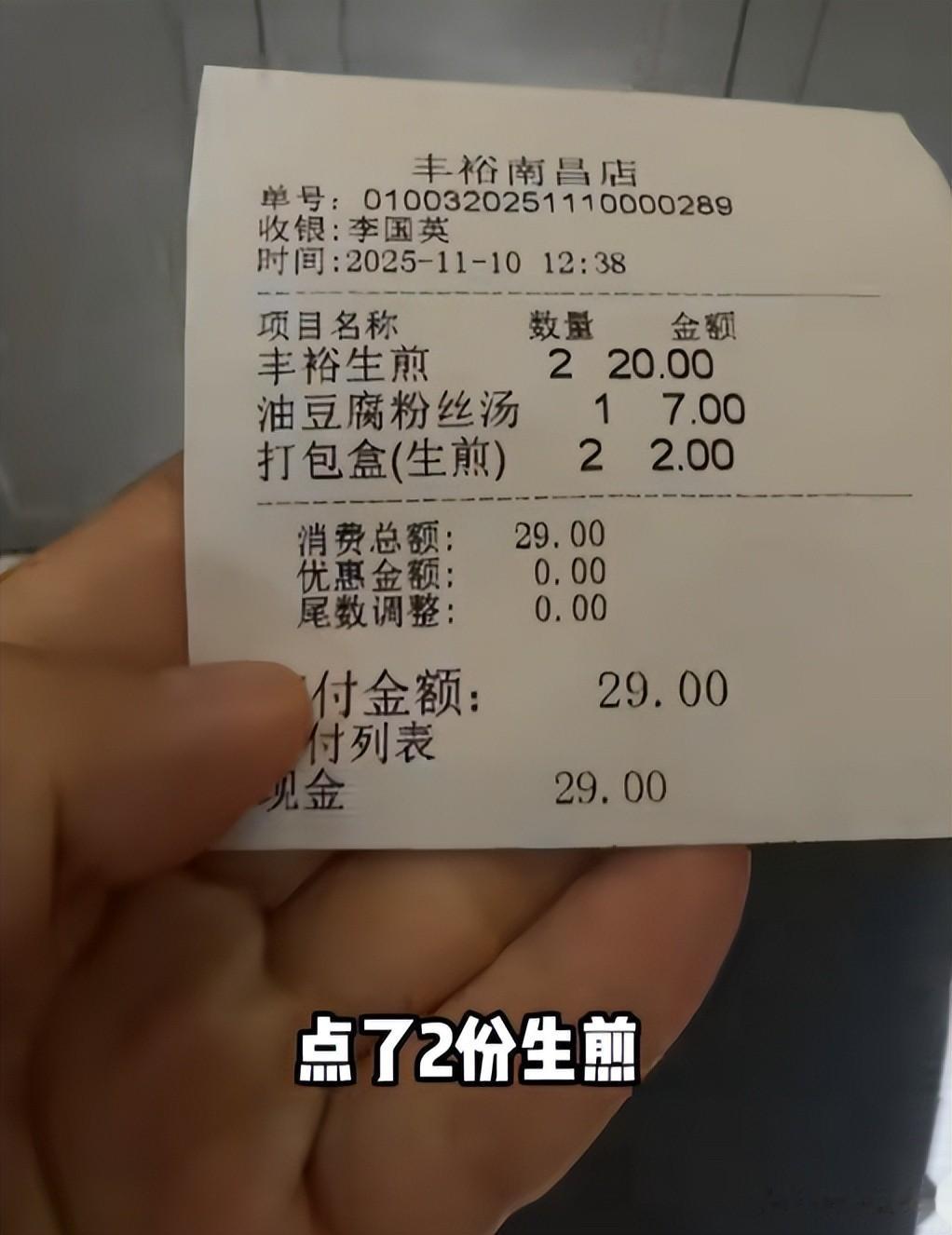 49岁陈龙大变样！秃头白发，连眉毛都白了，80岁母亲却精神气很足