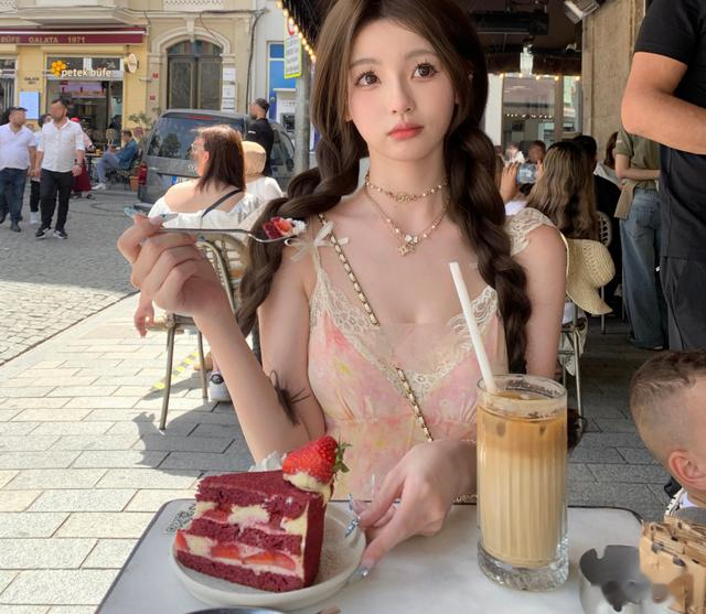 王思聪带懒懒在日本玩，逛精品店吃路边摊，网友：小女生就是好哄