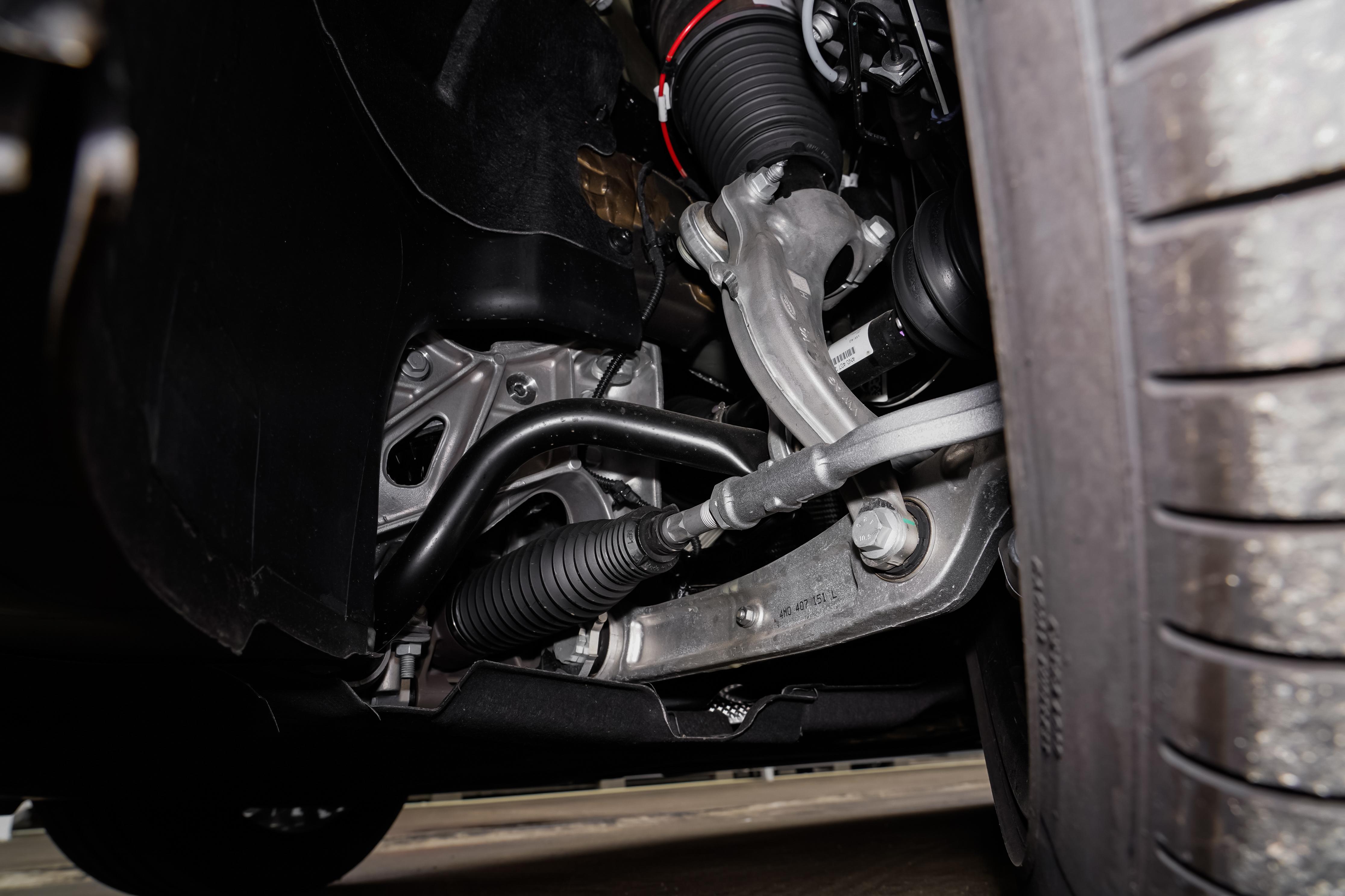 80 万级豪华旗舰对决：奥迪 A8 与雷克萨斯 LS500h，实测差距藏细节