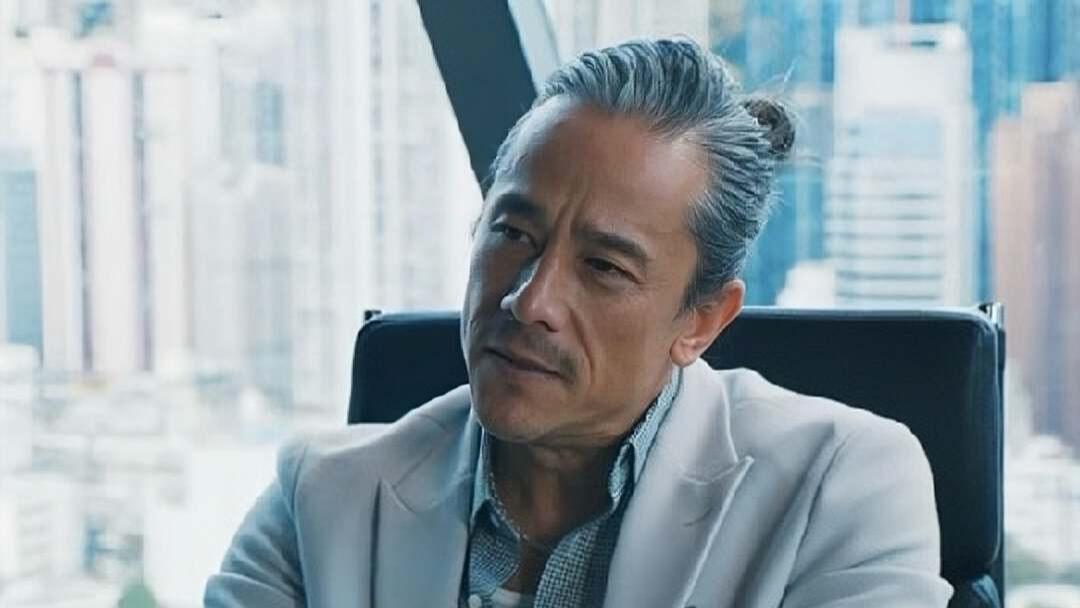 香港知名男星满头白发，遭前女友嫌弃没车没房，未结成婚至今单身