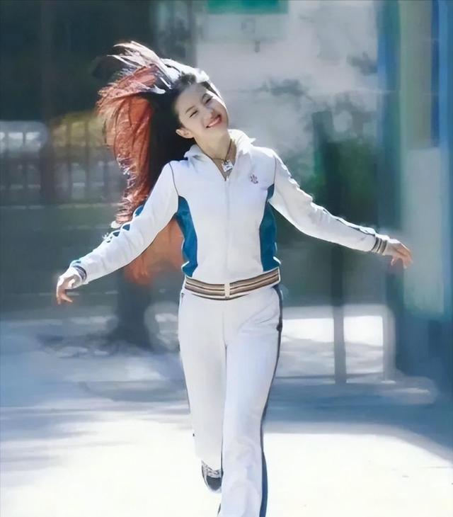 刘亦菲17岁跑步照曝光，头发丝都是美的，网友感叹：好似仙女下凡