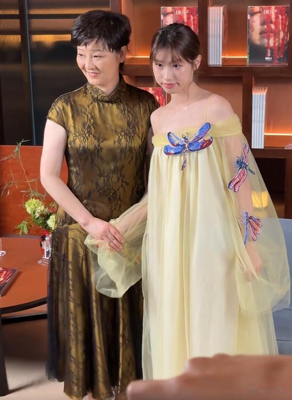 徐帆带18岁养女亮相,被徐朵笑起来的样子吓到, 别硬往娱乐圈挤了